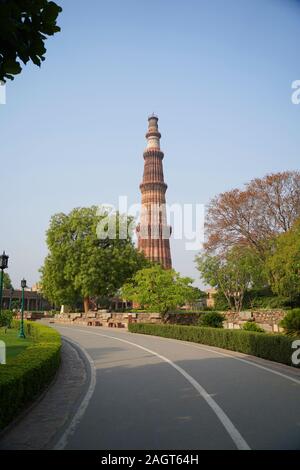 Il Qutb Minar, anche ortografato come Qutub Minar o Qutub Minar, è un minareto che fa parte del complesso di Qutb, Foto Stock