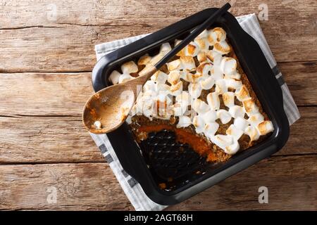 American patata dolce casseruola con marshmallows close-up in una teglia sul tavolo. Parte superiore orizzontale vista da sopra Foto Stock