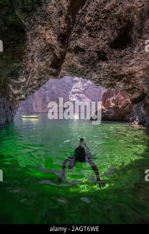 Lo snorkeling nella Grotta dello Smeraldo, Fiume Colorado in Black Canyon, Arizona Foto Stock