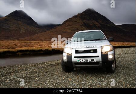 Fotografia Di © Jamie Callister. Land Rover Freelander di fronte alle Cuillin Mountains, Isle of Skye, North West Scotland, Regno Unito, 27th di novembre 2019 Foto Stock