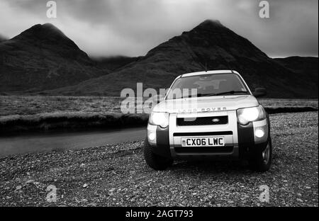 Fotografia Di © Jamie Callister. Land Rover Freelander di fronte alle Cuillin Mountains, Isle of Skye, North West Scotland, Regno Unito, 27th di novembre 2019 Foto Stock