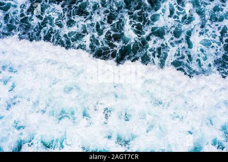 Vista da sopra, splendida vista aerea di alcune onde dell'oceano che forma una consistenza naturale. Oceano Indiano, a sud di Bali, Indonesia. Foto Stock