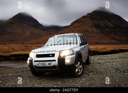 Fotografia Di © Jamie Callister. Land Rover Freelander di fronte alle Cuillin Mountains, Isle of Skye, North West Scotland, Regno Unito, 27th di novembre 2019 Foto Stock