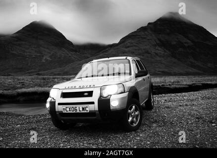 Fotografia Di © Jamie Callister. Land Rover Freelander di fronte alle Cuillin Mountains, Isle of Skye, North West Scotland, Regno Unito, 27th di novembre 2019 Foto Stock