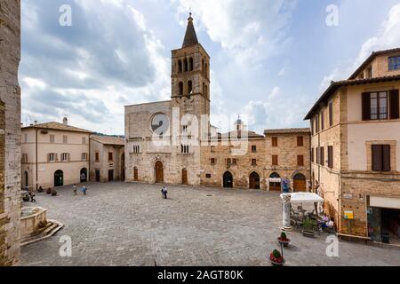 Bevagna (Italia) - Piazza Silvestri, chiesa di San Michele Foto Stock