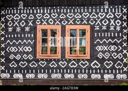 Vecchie case in legno in Slovacchia village Cicmany in autunno. Una decorazione unica delle case di registro sulla base di modelli utilizzati nel ricamo tradizionale nel villaggio o Foto Stock