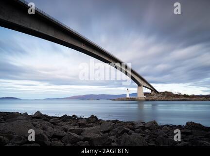 Fotografia Di © Jamie Callister. Isle of Skye Bridge, costruito nel 1995, Eilean Ban, Isle of Skye, North West Scotland, Regno Unito, 25th di novembre 2019. Foto Stock