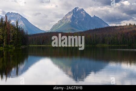 Immagine panoramica del lago di liscivia, Jasper National Park, Alberta, Canada Foto Stock