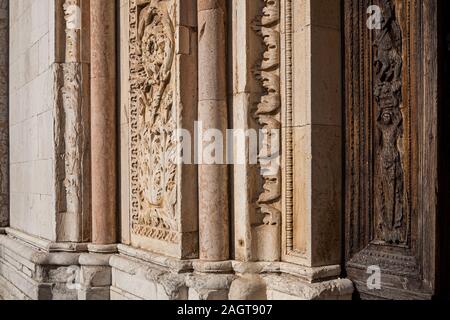 Todi (Italia) - San Fortunato tempio, situato nella zona di Todi acropoli nei pressi della Rocca. Bassorilievi nel portale della porta centrale Foto Stock