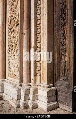 Todi (Italia) - San Fortunato tempio, situato nella zona di Todi acropoli nei pressi della Rocca. Bassorilievi nel portale della porta centrale Foto Stock