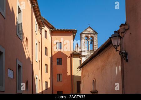 Todi (Italia) - un caratteristico vicoletto di Todi, una deliziosa cittadina in Umbria Foto Stock