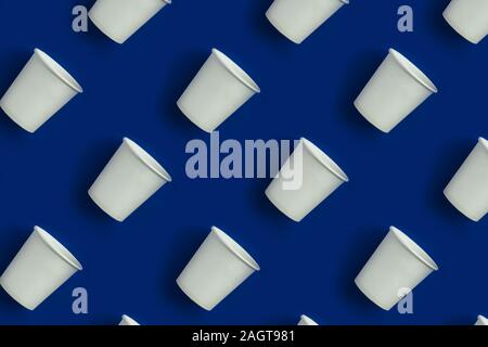 Modello realizzato con il bianco bicchieri di carta su sfondo blu. Foto Stock
