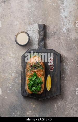 Salmone fritto di manzo con verdure su tavola di legno, spazio di copia Foto Stock