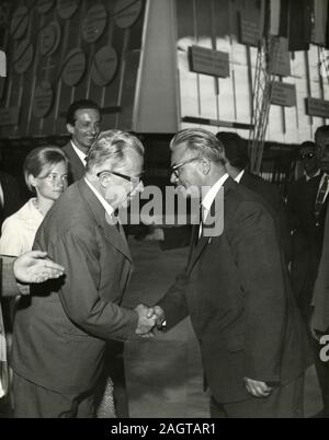 Politico italiano Palmiro Togliatti durante una visita presso la Fiera Italia 61, Torino, Italia 1961 Foto Stock