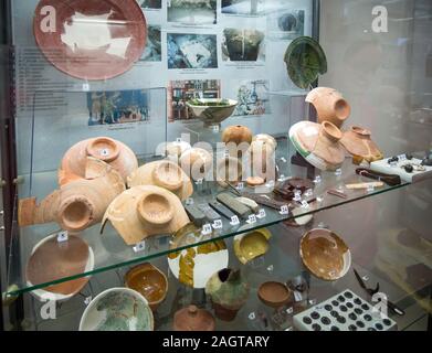 Azov, Russia - Luglio 27, 2019: gli scavi nella finestra del display della Azov Historical-Archaeological Museum Foto Stock