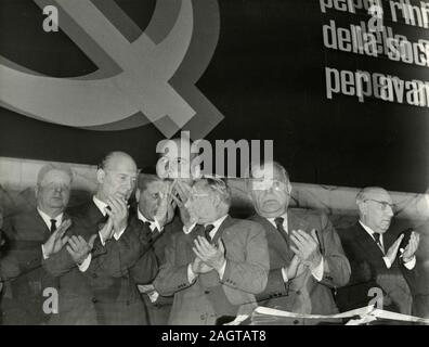 I politici italiani Amendola, Pajetta, Palmiro Togliatti e Scoccimarro durante il congresso del partito comunista, Roma, Italia degli anni sessanta Foto Stock