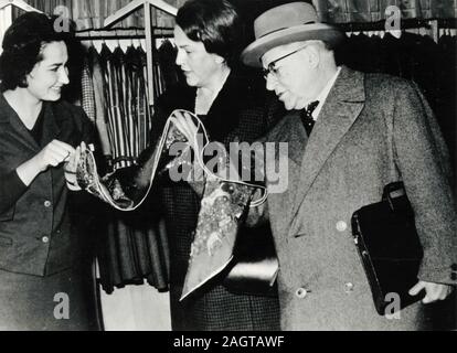 I politici italiani Palmiro Togliatti e Nilde Iotti durante lo shopping natalizio, Roma, Italia degli anni sessanta Foto Stock