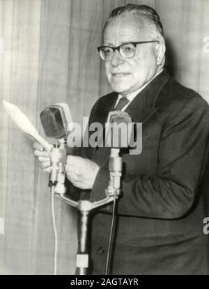 Politico italiano Palmiro Togliatti nel corso di una conferenza stampa, Italia degli anni sessanta Foto Stock