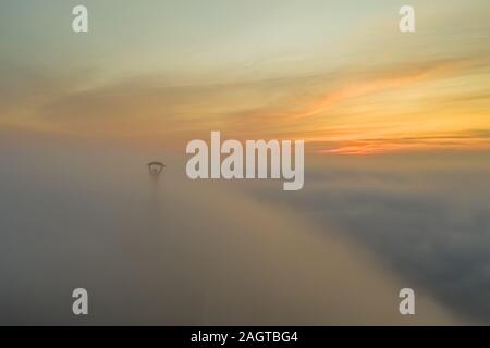 Moody nebbiosa mattina nella Cittadella. Budapest. Ungheria. 2019 l'inverno. Rising Sun. nebbia. nebbia. Ponte della Libertà. Cattivo tempo Foto Stock