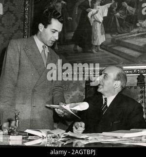 Politico italiano il ministro Umberto Tupini nel suo studio, Roma, Italia degli anni sessanta Foto Stock