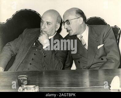 Politico italiano il ministro Umberto Tupini e Nicola De Pirro all apertura dell Anno di Cento sperimentale cinematografia, Roma, Italia 1959 Foto Stock