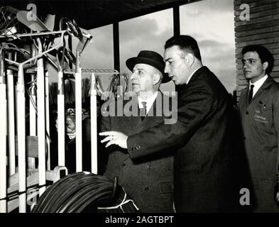 Politico italiano il ministro Umberto Tupini visitare una fiera agricola, Roma, Italia degli anni sessanta Foto Stock