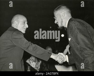 Politico italiano il ministro Umberto Tupini incontra Gianluigi Marianini spettacoli TV, Roma, Italia degli anni sessanta Foto Stock