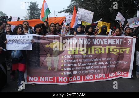 Kolkata, India. Xxi Dec, 2019. Gli studenti in attesa poster e gridare slogan in un rally per protestare contro cittadino emendamento Act 2019 o CAA e NRC. (Foto di Shomindro Dutta/Pacific Stampa) Credito: Pacific Press Agency/Alamy Live News Foto Stock