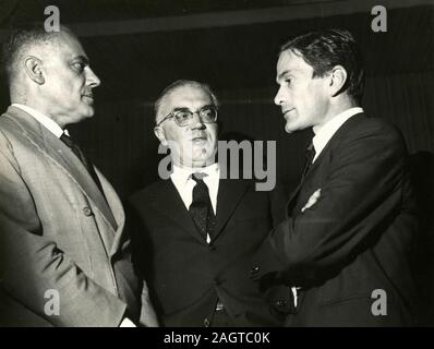 Politico italiano Giorgio Bo, scrittore e giornalista Giancarlo Vigorelli e moviemaker Pier Paolo Pasolini presso la premiere del film Accattone, Roma, Italia degli anni sessanta Foto Stock
