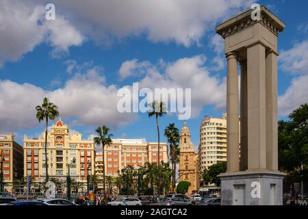Colonne di ingresso al porto e vista generale con la cattedrale e Plaza de la Marina, Malaga, Costa del Sol, Andalusia nel sud della Spagna. Europa Foto Stock