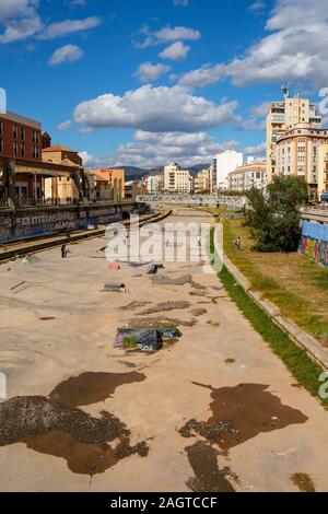 NH hotel e Guadalmedina fiume canale. Malaga, Costa del Sol, Andalusia nel sud della Spagna. Europa Foto Stock