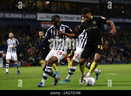 Brentford's Ollie Watkins (destra) e West Bromwich Albion's Romaine Segatori battaglia per la sfera durante il cielo di scommessa match del campionato al The Hawthorns, West Bromwich. Foto Stock