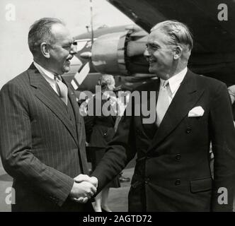 Il Segretario di Stato americano Dean Acheson è accolto dal ministro degli esteri britannico Anthony Eden, London, Regno Unito 1952 Foto Stock