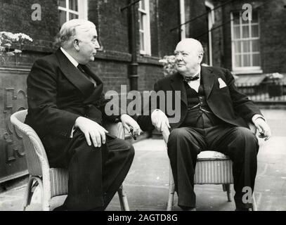 In Australia il Primo ministro Robert Menzies chiacchierando con il Primo Ministro britannico Sir Winston Churchill, London, Regno Unito 1952 Foto Stock