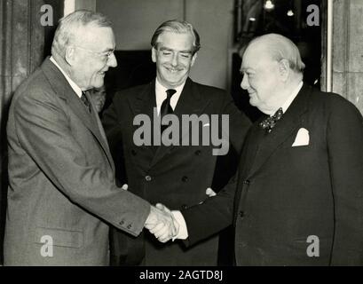 Il Segretario di Stato americano John Foster Dulles che vengono accolti da Sir Winston Churchill con il Ministro degli esteri britannico Anthony Eden (centro), London, Regno Unito 1954 Foto Stock