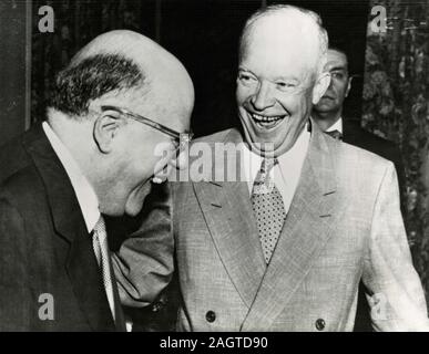 Il presidente statunitense Dwight Eisenhower (destra) e Colorado Senator Eugene D. Millikin in occasione di un ricevimento, Chicago, Illinois, Stati Uniti d'America 1952 Foto Stock