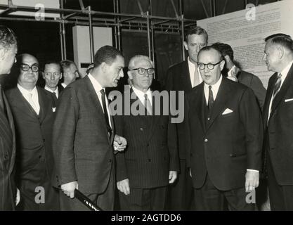 Del Presidente della Repubblica italiana Giovanni Gronchi partecipare ad un evento, Italia degli anni cinquanta Foto Stock