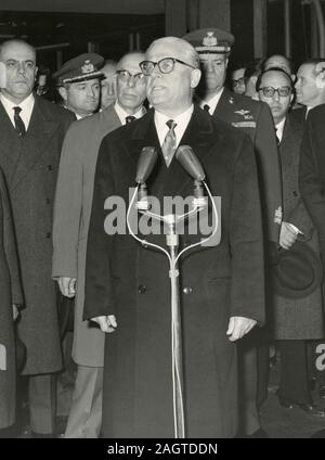 Del Presidente della Repubblica italiana Giovanni Gronchi frequentando un evento istituzionale, Roma, Italia degli anni cinquanta Foto Stock