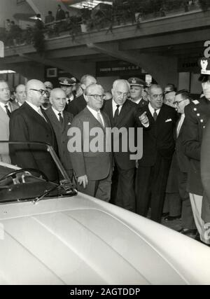 Del Presidente della Repubblica italiana Giovanni Gronchi in apertura della fiera di auto, Torino, Italia 1960 Foto Stock