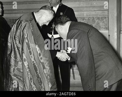 Politico italiano Urbano Cioccetti, Sindaco di Roma, rende omaggio al cardinale Andrea Julien, Roma, Italia degli anni sessanta Foto Stock