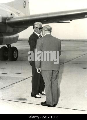 Del Presidente della Repubblica italiana Giovanni Gronchi in aeroporto con Amintore Fanfani, Roma, Italia 1960 Foto Stock