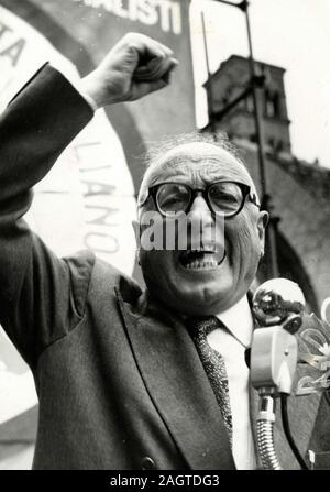 Politico italiano del PSI Partito socialista Pietro Nenni ad una politica dei rally, Roma, Italia 1956 Foto Stock