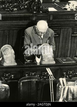 Politico italiano del PSI Partito socialista Pietro Nenni parlando al Parlamento, Roma, Italia 1961 Foto Stock