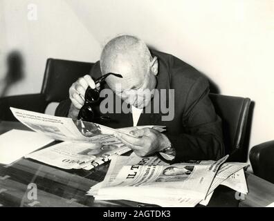 Politico italiano del PSI Partito socialista Pietro Nenni leggendo i quotidiani, Roma, Italia degli anni sessanta Foto Stock