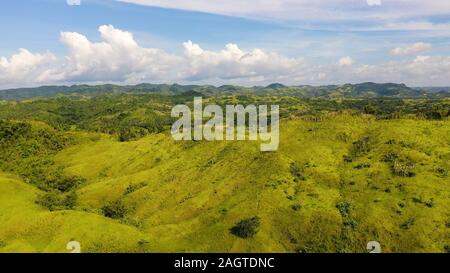 La natura delle isole filippine, Samar. Montagne e colline in tempo chiaro. Paesaggio tropicale con verdi colline e campi di riso, vista aerea. Estate viaggi e concetto di vacanza. Foto Stock