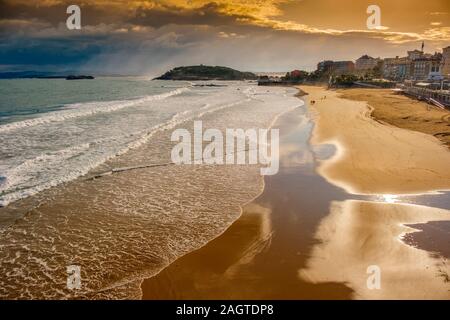 Vista panoramica al tramonto della spiaggia di Sardinero. su una giornata invernale, Mare Cantabrico Santander. Cantabria spagna. Europa Foto Stock