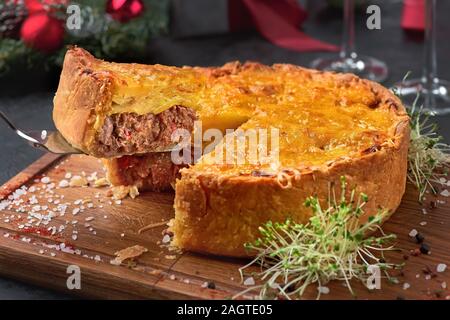 Classic deliziosa Pastore Pie. Messa a fuoco selettiva. Natale decorato impostazione. close up Foto Stock