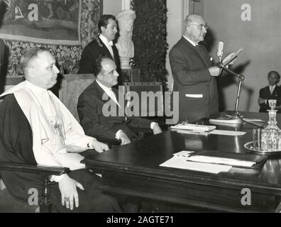 Politico italiano Urbano Cioccetti (seconda a sinistra), il Sindaco di Roma, in una cerimonia di apertura, Italia 1961 Foto Stock