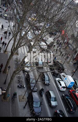 Il traffico a un fermo come uno sciopero continua nel Natale, causando caos, Boulevard Barbès, Parigi, 21 Dicembre 2019