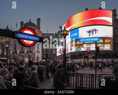 La metropolitana di Piccadilly ingresso & Billboard Foto Stock